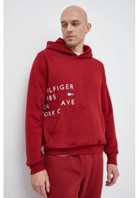 TOMMY HILFIGER - Tommy Hilfiger bluza męska kolor bordowy z kapturem z nadrukiem. Typ kołnierza: kaptur. Kolor: czerwony. Materiał: bawełna. Długość rękawa: długi rękaw. Długość: długie. Wzór: nadruk