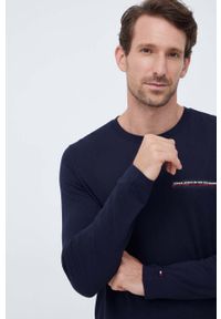 TOMMY HILFIGER - Tommy Hilfiger longsleeve bawełniany kolor granatowy z nadrukiem. Kolor: niebieski. Materiał: bawełna. Długość rękawa: długi rękaw. Długość: długie. Wzór: nadruk. Styl: klasyczny