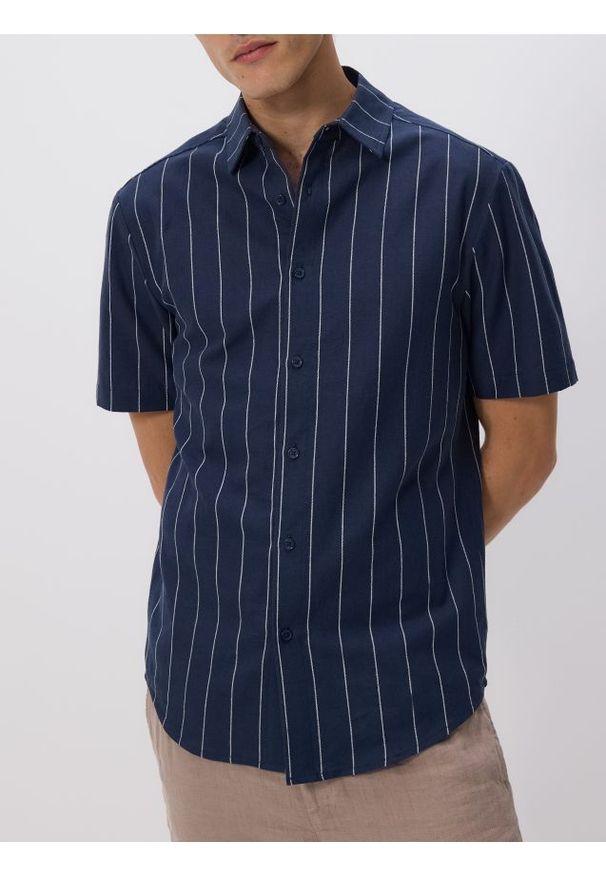 Reserved - Koszula slim fit z lnem - granatowy. Kolor: niebieski. Materiał: len