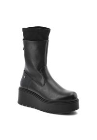 Czarne Botki Maciejka Stylowe Buty Damskie Na Platformie. Okazja: na co dzień. Kolor: czarny. Materiał: skóra. Szerokość cholewki: normalna. Obcas: na platformie. Styl: elegancki
