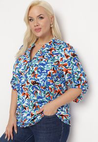 Born2be - Niebieska Bluzka w Kwiaty z Długim Rękawem i Rozszerzanym Dołem Trenusi. Kolekcja: plus size. Kolor: niebieski. Długość rękawa: długi rękaw. Długość: długie. Wzór: kwiaty #7