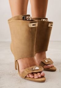 Born2be - Ciemnobeżowe Sandały w Stylu Botków z Ozdobnymi Klamrami Neamerephis. Okazja: na co dzień. Zapięcie: klamry. Kolor: beżowy. Materiał: skóra. Wzór: gładki, aplikacja. Styl: casual #6