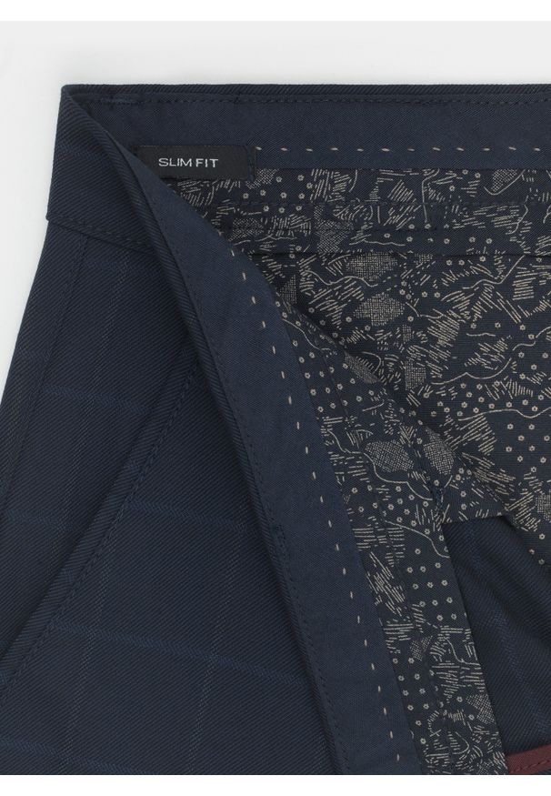 Pako Lorente - PAKO LORENTE – Granatowe spodnie męskie DORJE w delikatną kratę P000B-WX-213-G. Kolor: niebieski. Długość: długie. Styl: elegancki