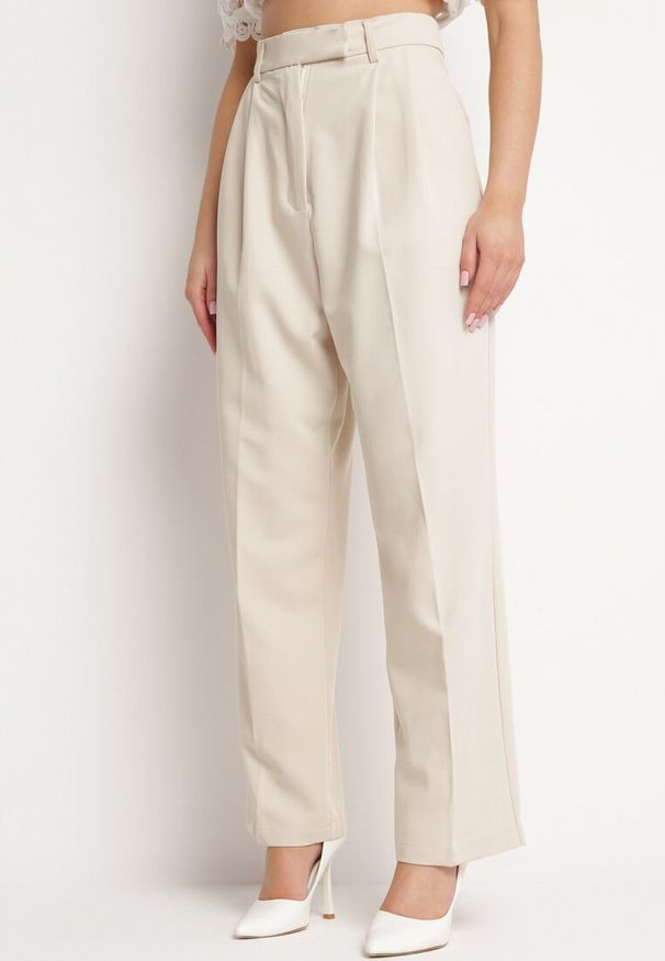 Born2be - Beżowe Garniturowe Spodnie z Wysokim Stanem i Szerokimi Nogawkami Cerda. Okazja: na spotkanie biznesowe. Stan: podwyższony. Kolor: beżowy. Styl: elegancki, biznesowy