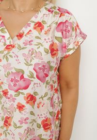 Born2be - Różowa Bluzka w Kwiaty z Dekoltem V z Wiskozą Odalisa. Okazja: na co dzień. Kolekcja: plus size. Kolor: różowy. Materiał: wiskoza. Wzór: kwiaty. Sezon: lato, wiosna. Styl: elegancki, casual #7