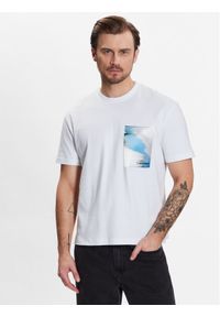 Calvin Klein T-Shirt Glitch Chest Print Comfort Tee K10K111132 Biały Regular Fit. Kolor: biały. Materiał: bawełna. Wzór: nadruk #1
