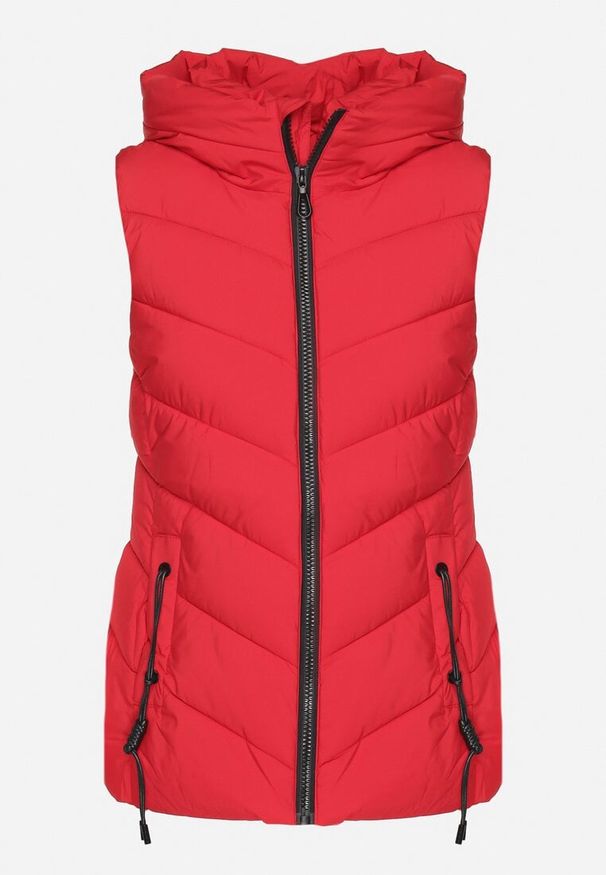 Born2be - Czerwona Kamizelka z Pikowanymi Przeszyciami i Kapturem Edirea. Okazja: na co dzień. Typ kołnierza: golf. Kolor: czerwony. Materiał: jeans, bawełna. Styl: klasyczny, wizytowy, casual