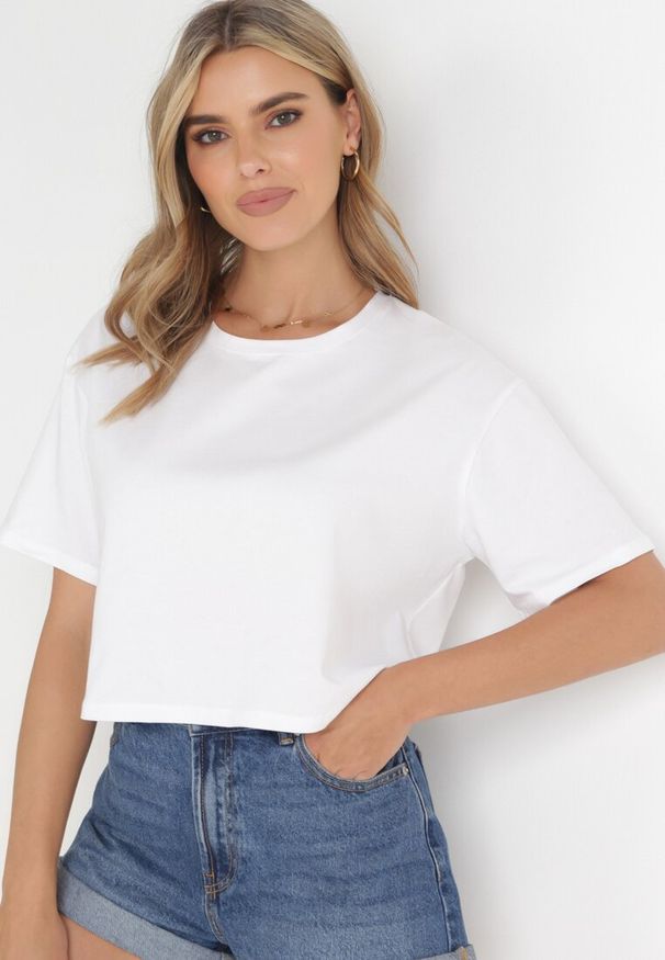 Born2be - Biały Krótki T-shirt Oversize Lilu. Kolor: biały. Długość: krótkie