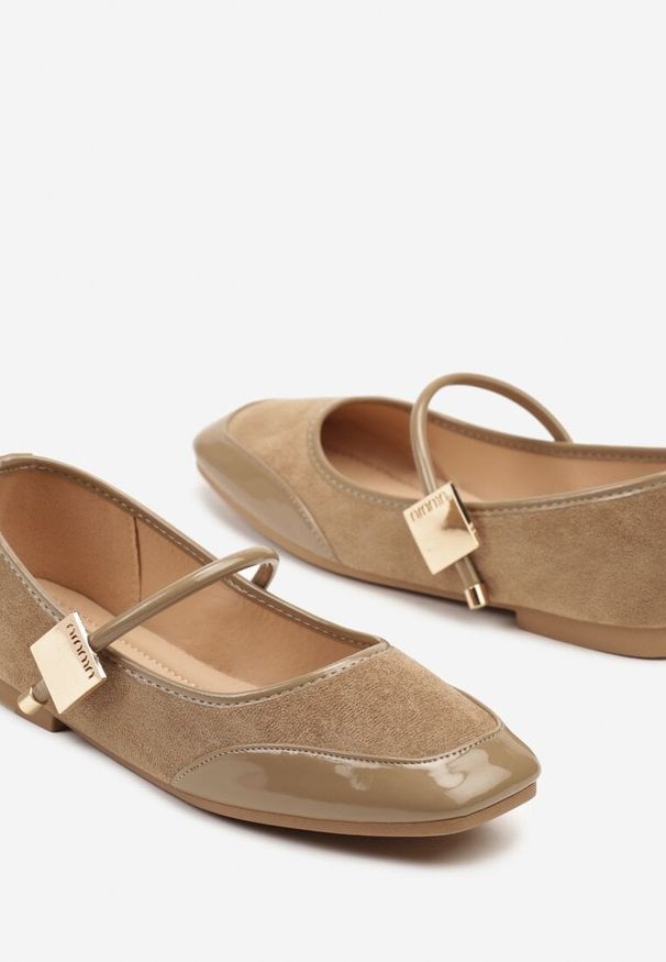 Born2be - Ciemnobeżowe Balerinki z Lakierowanym Noskiem i Elegancką Aplikacją Neonira. Okazja: na co dzień. Zapięcie: pasek. Kolor: beżowy. Wzór: aplikacja. Materiał: lakier. Sezon: lato, wiosna. Obcas: na obcasie. Styl: elegancki. Wysokość obcasa: niski