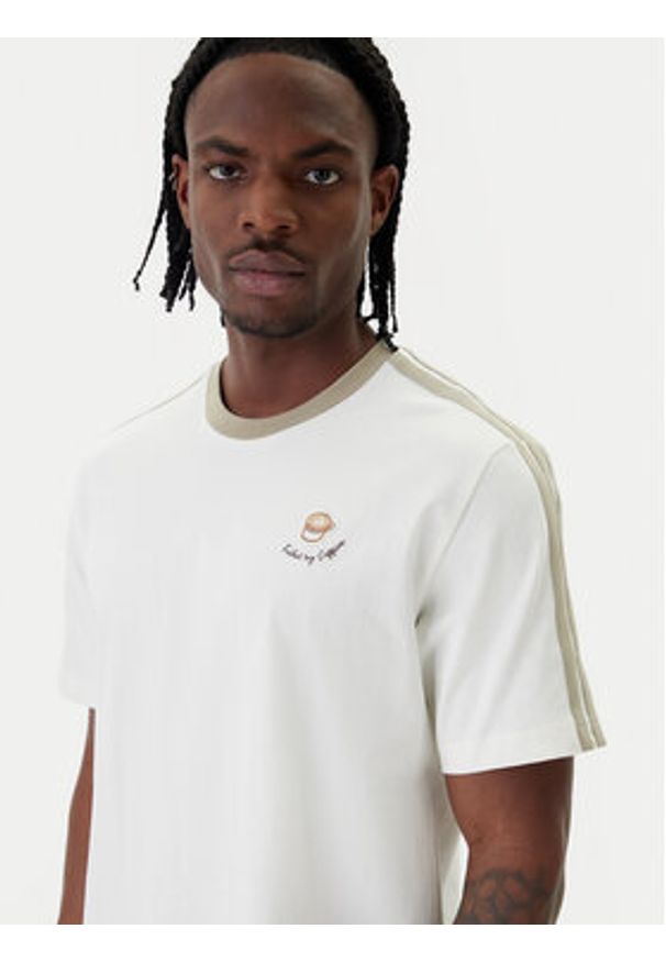 Adidas - adidas T-Shirt Lux Coffee Cafe Cup Graphic JZ5072 Biały Loose Fit. Kolor: biały. Materiał: bawełna