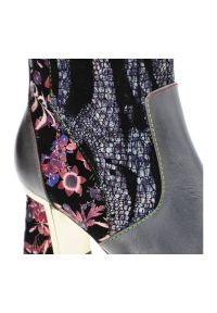 Niebieskie Botki Laura Vita Gustowne Buty Na Obcasie. Zapięcie: sprzączka. Kolor: niebieski. Materiał: skóra. Wzór: kwiaty, aplikacja. Obcas: na obcasie. Styl: elegancki. Wysokość obcasa: średni #5