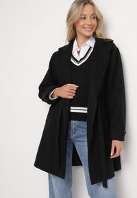 Born2be - Czarny Płaszcz o Szlafrokowym Kroju z Marszczeniem w Talii i Wiązanym Paskiem Sartissa. Okazja: na co dzień. Kolor: czarny. Materiał: jeans. Długość rękawa: długi rękaw. Długość: długie. Styl: klasyczny, elegancki, casual #6