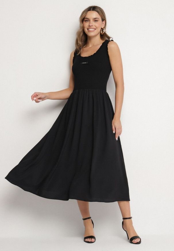 Born2be - Czarna Wiskozowa Sukienka o Rozkloszowanym Kroju z Ozdobną Naszywką Ronestra. Okazja: na co dzień. Kolor: czarny. Materiał: wiskoza. Wzór: aplikacja. Typ sukienki: proste. Styl: casual, klasyczny