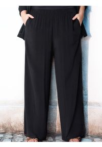 Sinsay - Wiskozowe spodnie wide leg PLUS SIZE - czarny. Kolekcja: plus size. Kolor: czarny. Materiał: wiskoza