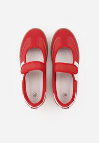 Renee - Czerwone Tenisówki Sneakeriny z Paskiem na Rzep Pirel. Okazja: na co dzień. Zapięcie: rzepy. Kolor: czerwony. Materiał: jeans, koronka. Wzór: gładki #4