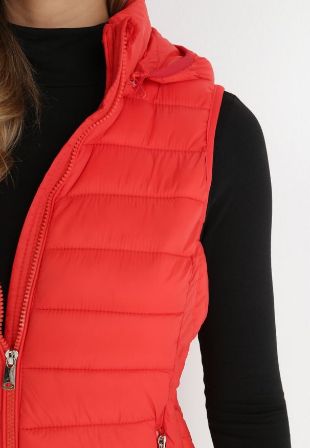 Born2be - Czerwona Kamizelka Pikowana Juana. Kolor: czerwony. Wzór: aplikacja. Styl: elegancki