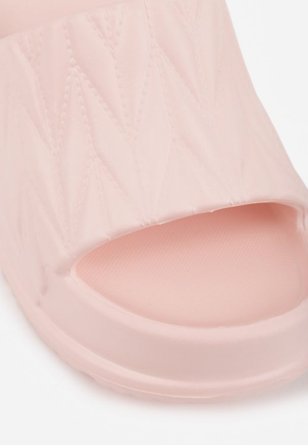 Renee - Różowe Klapki na Platformie Ozdobione Tłoczeniem Faerona. Okazja: na co dzień. Kolor: różowy. Materiał: jeans. Wzór: aplikacja. Sezon: lato. Obcas: na platformie. Styl: casual