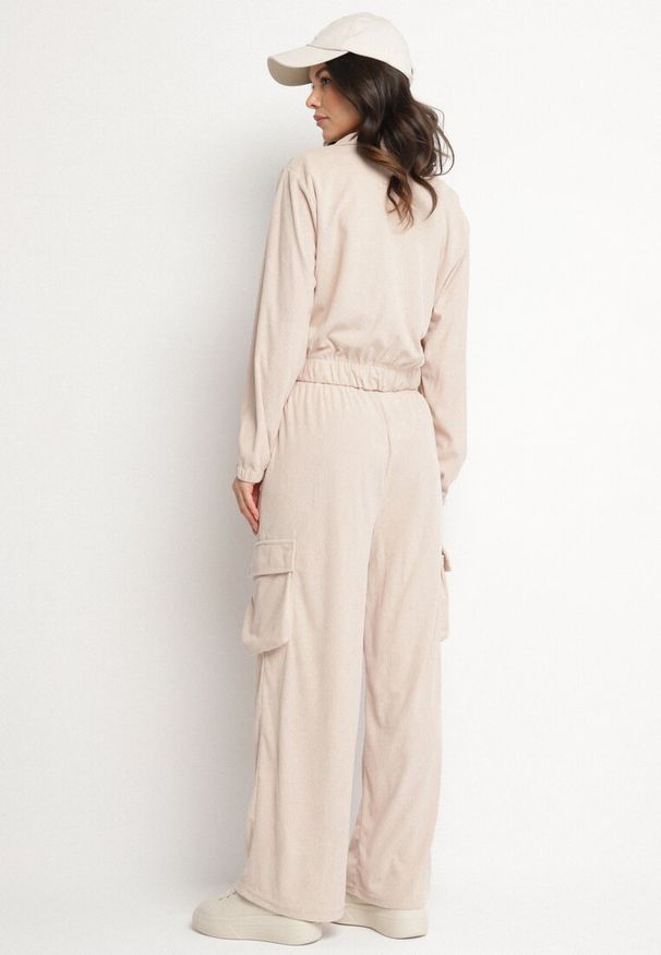 Born2be - Jasnobeżowy Komplet Dresowy w Stylu Cargo Bluza ze Stójką i Szerokie Spodnie Arritarra. Kolor: beżowy. Materiał: dresówka