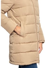 Wrangler - DAMSKA KURTKA ZIMOWA WRANGLER LONG PUFFER CLAY BEIGE W4126VJWM. Materiał: puch, futro. Sezon: zima