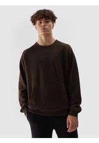 4f - 4F Bluza dresowa nierozpinana bez kaptura męska - brązowa S. Okazja: na co dzień. Typ kołnierza: bez kaptura. Kolor: brązowy. Materiał: dresówka. Długość rękawa: raglanowy rękaw. Wzór: ze splotem. Styl: casual, sportowy