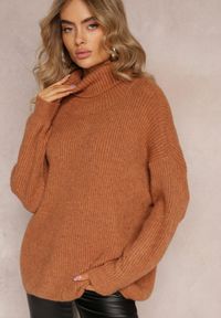 Renee - Ciemnobeżowy Golf Oversize Malia. Okazja: na co dzień. Typ kołnierza: golf. Kolor: brązowy. Materiał: skóra, wiskoza, jeans. Długość rękawa: długi rękaw. Długość: długie. Wzór: ze splotem. Styl: casual #1