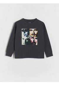 Reserved - Longsleeve oversize U2 - ciemnoszary. Kolor: szary. Materiał: dzianina, bawełna. Długość rękawa: długi rękaw