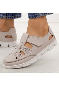 Szare przewiewne skórzane półbuty damskie Sergio Leone sp004. Nosek buta: okrągły. Zapięcie: rzepy. Kolor: szary. Materiał: skóra. Szerokość cholewki: normalna. Sezon: wiosna, lato. Styl: klasyczny #1