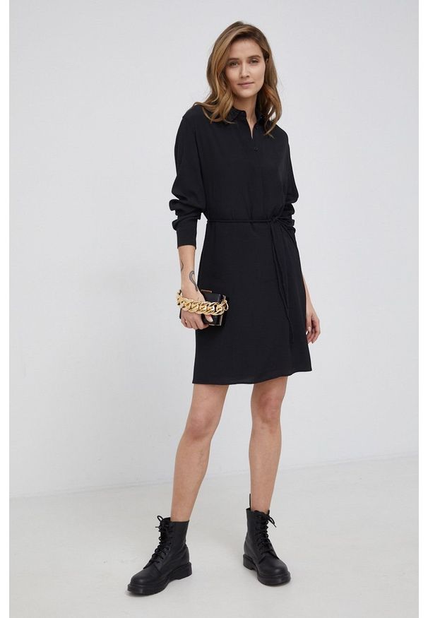 Calvin Klein Sukienka kolor czarny mini oversize. Kolor: czarny. Długość rękawa: długi rękaw. Typ sukienki: oversize. Długość: mini