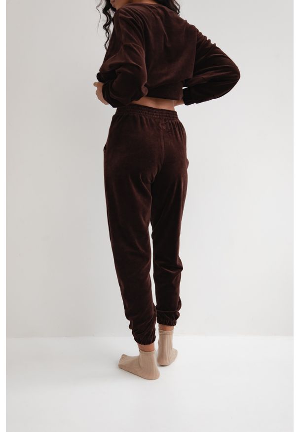 Marsala - Spodnie typu jogger wykonane z weluru w kolorze HOT CHOCOLATE - DISPLAY VELVET-L. Stan: podwyższony. Kolor: brązowy. Materiał: welur. Styl: klasyczny, elegancki