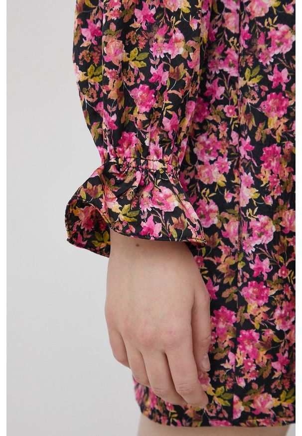 Vero Moda Sukienka kolor różowy mini rozkloszowana. Kolor: różowy. Materiał: poliester. Długość rękawa: długi rękaw. Typ sukienki: rozkloszowane. Długość: mini