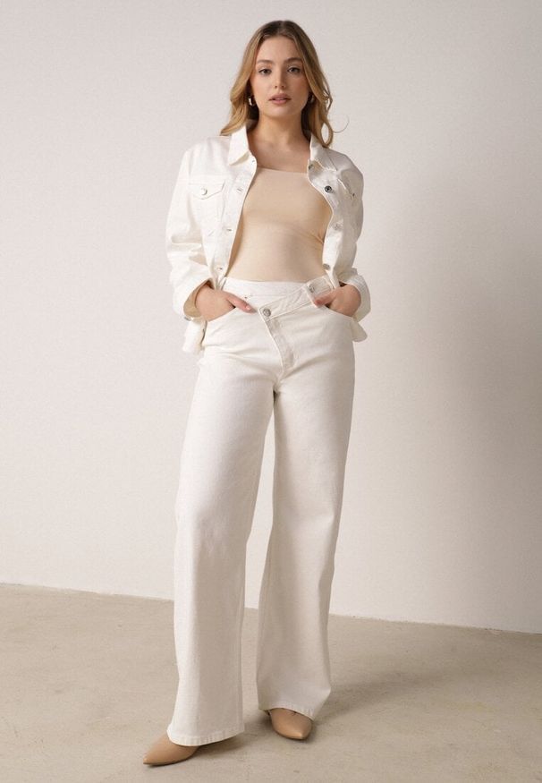 Born2be - Białe Szerokie Jeansy z Bawełny z Asymetrycznym Zapięciem Saphisia. Okazja: na spotkanie biznesowe. Kolor: biały. Styl: biznesowy, elegancki