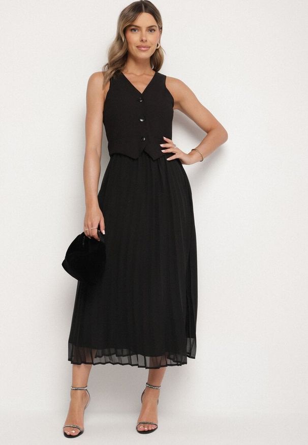 Born2be - Czarna Plisowana Sukienka z Wiskozy z Wszytą Kamizelką Silanda. Typ kołnierza: dekolt w serek. Kolor: czarny. Materiał: wiskoza. Sezon: wiosna. Styl: elegancki, klasyczny