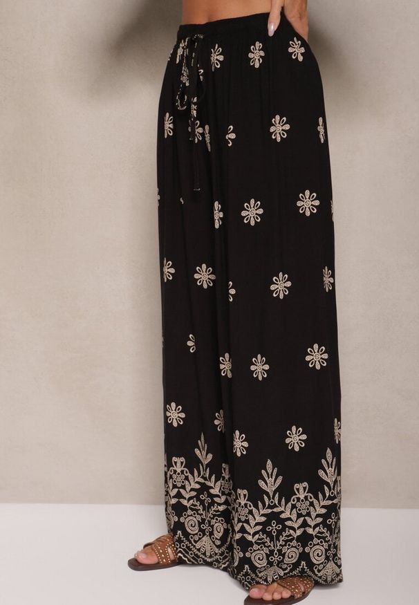 Renee - Czarny Komplet z Wiskozy Spodnie i Bluzka Ozdobiona Wiązaniem Lunarelis. Kolor: czarny. Materiał: wiskoza. Wzór: aplikacja