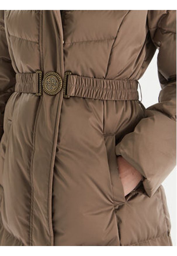 Guess Płaszcz zimowy W5BL29 W2802 Brązowy Regular Fit. Kolor: brązowy. Materiał: syntetyk. Sezon: zima