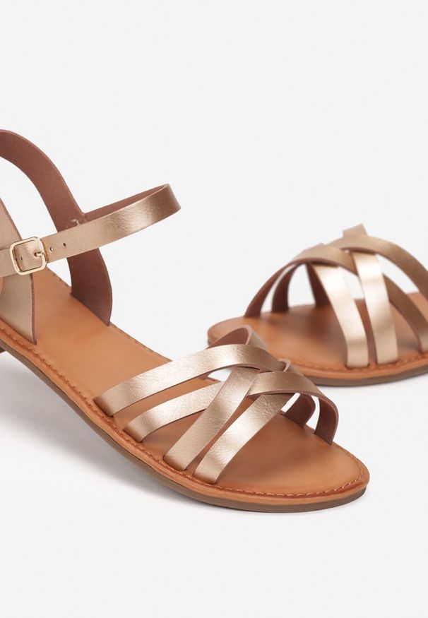 Renee - Szampańskie Płaskie Sandały z Cienkimi Paskami i Sprzączką Yamileta. Okazja: na co dzień. Zapięcie: pasek. Kolor: złoty. Wzór: paski. Sezon: lato. Styl: klasyczny, casual, elegancki