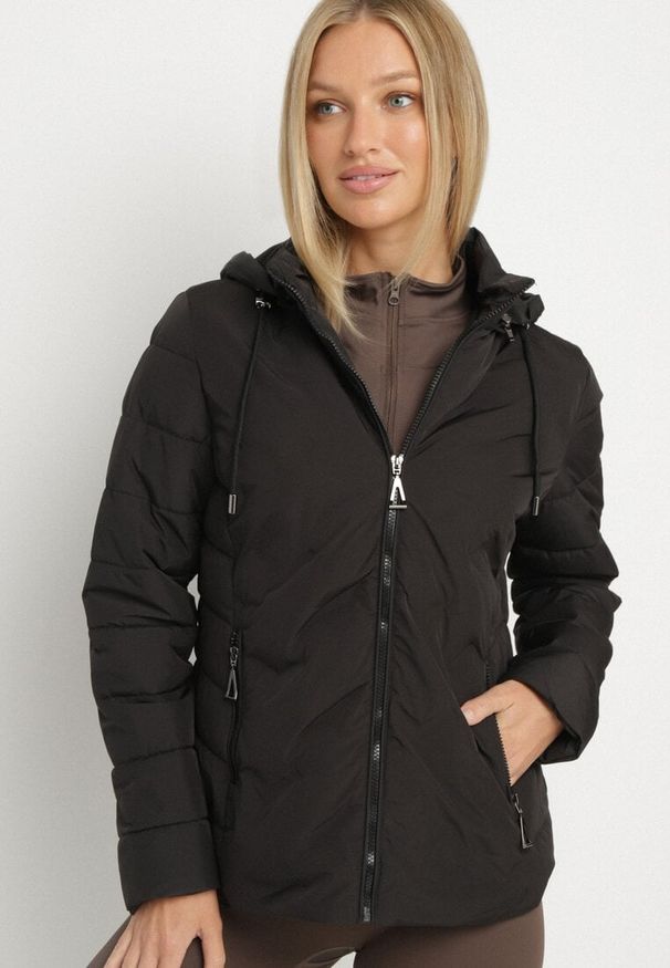 Born2be - Czarna Kurtka Przejściowa z Kapturem i Ozdobnym Pikowaniem Cilvessa. Okazja: na spacer, na co dzień. Typ kołnierza: kaptur. Kolor: czarny. Materiał: poliester, jeans. Styl: elegancki, casual, klasyczny
