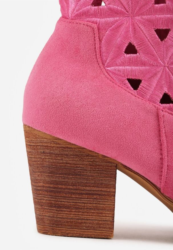 Renee - Fuksjowe Botki Kowbojki Vices na Słupku z Geometrycznym Motywem Sarori. Kolor: różowy. Materiał: jeans. Wzór: geometria. Obcas: na słupku. Styl: elegancki. Wysokość obcasa: średni
