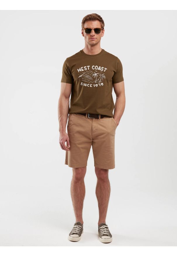 Big-Star - Koszulka męska z nadrukiem khaki Reddrez 303. Kolor: zielony. Materiał: materiał, dzianina, bawełna, jeans. Wzór: nadruk. Sezon: lato. Styl: klasyczny, wakacyjny