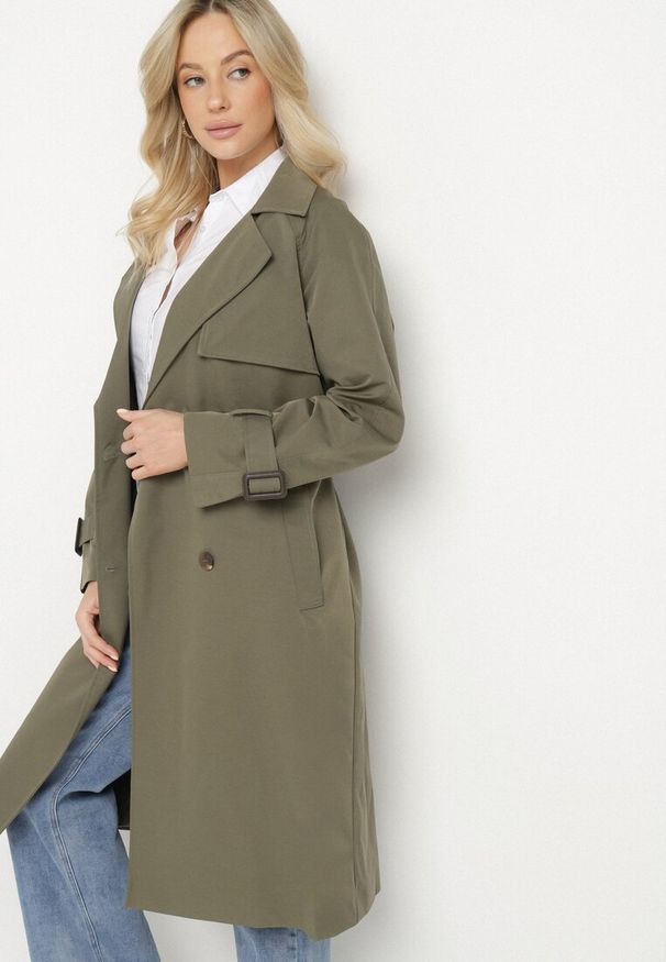 Born2be - Zielony Płaszcz w Stylu Trencza Ozdobiony Paskiem z Klamrą Ninellira. Kolor: zielony. Materiał: jeans. Długość rękawa: długi rękaw. Długość: długie. Wzór: aplikacja. Styl: elegancki, klasyczny