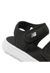New Balance Sandały SYA750J3 Czarny. Kolor: czarny. Materiał: materiał #3