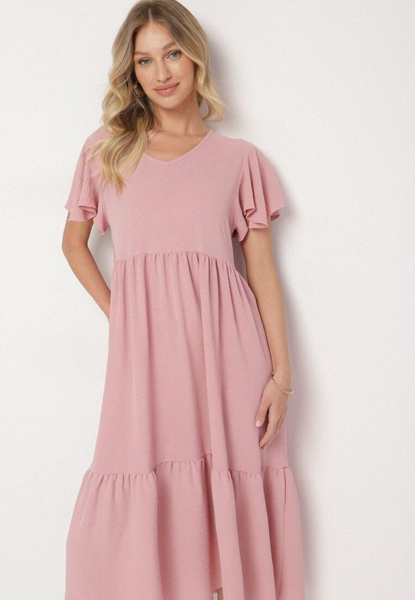 Born2be - Różowa Sukienka o Rozkloszowanym Kroju z Wiskozą Filastia. Okazja: na co dzień. Typ kołnierza: dekolt w kształcie V. Kolor: różowy. Materiał: wiskoza. Długość rękawa: krótki rękaw. Typ sukienki: rozkloszowane. Styl: klasyczny, casual, elegancki