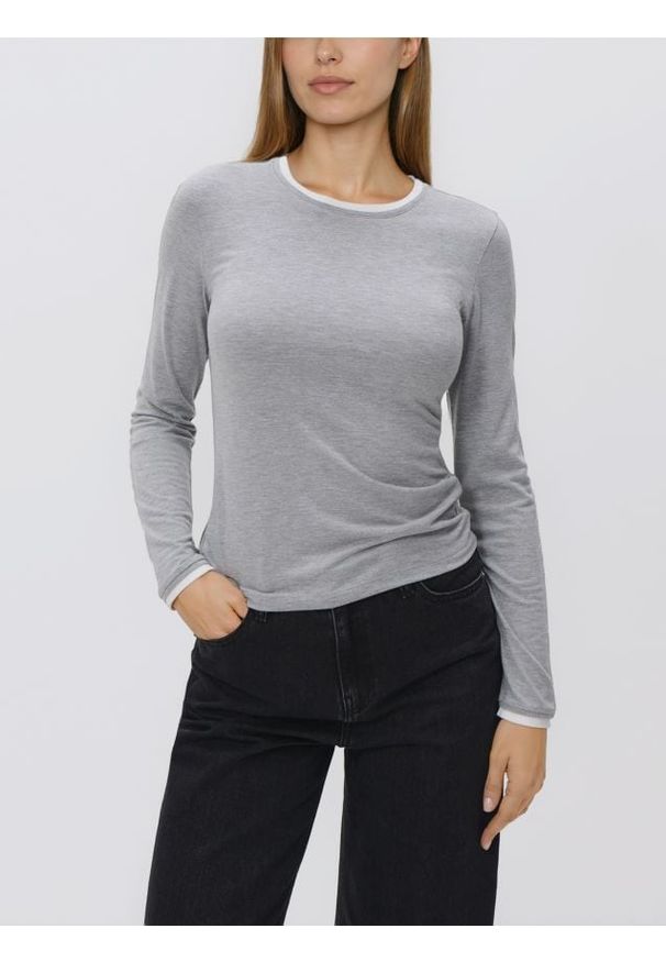 Reserved - Longsleeve z kontrastową lamówką - jasnoszary. Kolor: szary. Materiał: dzianina, wiskoza. Długość rękawa: długi rękaw