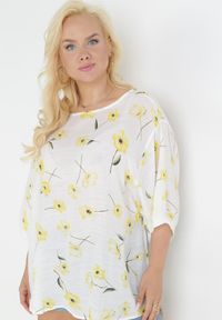 Born2be - Biało-Żółta Bluzka z Krótkim Rękawem w Kwiaty Neitta. Kolor: biały. Materiał: tkanina. Długość rękawa: krótki rękaw. Długość: krótkie. Wzór: kwiaty #4