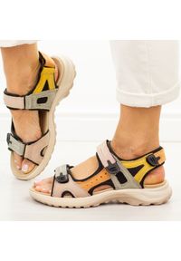 Czarno pom. skórzane sandały damskie Unisoft 18-56. Okazja: na co dzień, na spacer. Zapięcie: rzepy. Kolor: czarny. Materiał: skóra. Sezon: wiosna, lato. Styl: klasyczny, casual #1