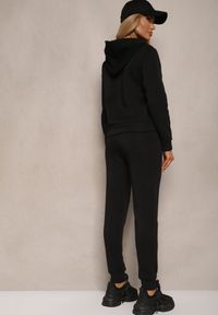 Renee - Czarny Ocieplany Komplet Dresowy Bawełniany Spodnie Joggery i Bluza Zdobiona Nadrukiem Filoira. Kolor: czarny. Materiał: bawełna, dresówka. Wzór: aplikacja, nadruk
