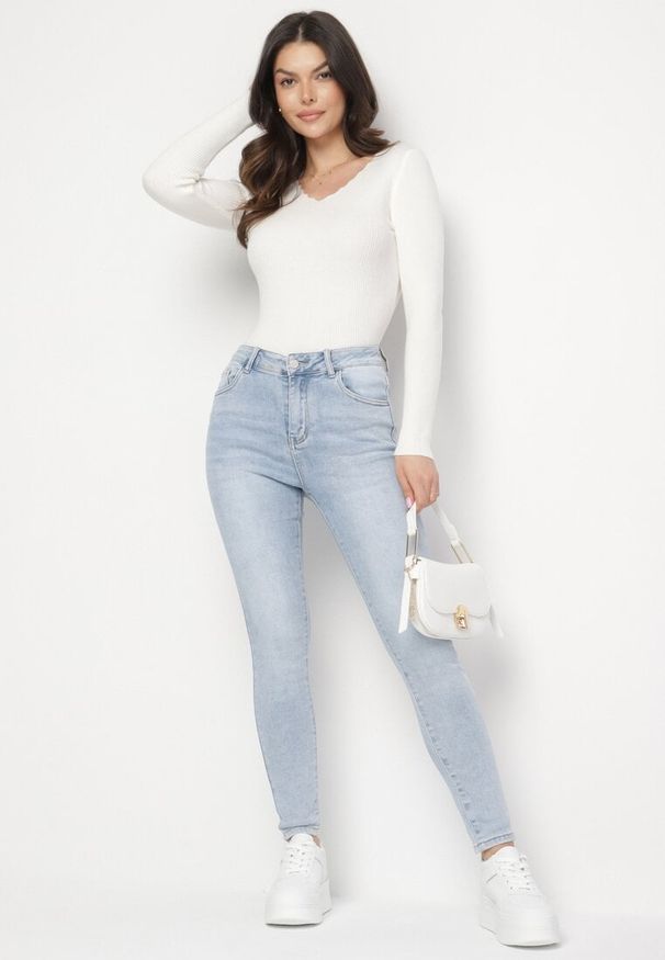 Born2be - Niebieskie Jeansy Slim Fit z Wysokim Stanem i Ozdobnym Haftem z Sercem Aravira. Okazja: na co dzień. Stan: podwyższony. Kolor: niebieski. Wzór: haft. Styl: casual