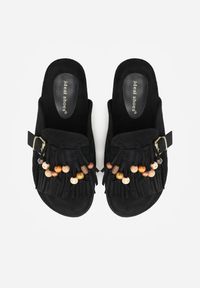 Renee - Czarne Klapki na Platformie Ozdobione Koralikami Klamrami i Frędzlami Leurecea. Okazja: na co dzień. Kolor: czarny. Materiał: jeans. Wzór: aplikacja. Sezon: lato. Obcas: na platformie. Styl: casual, elegancki #8