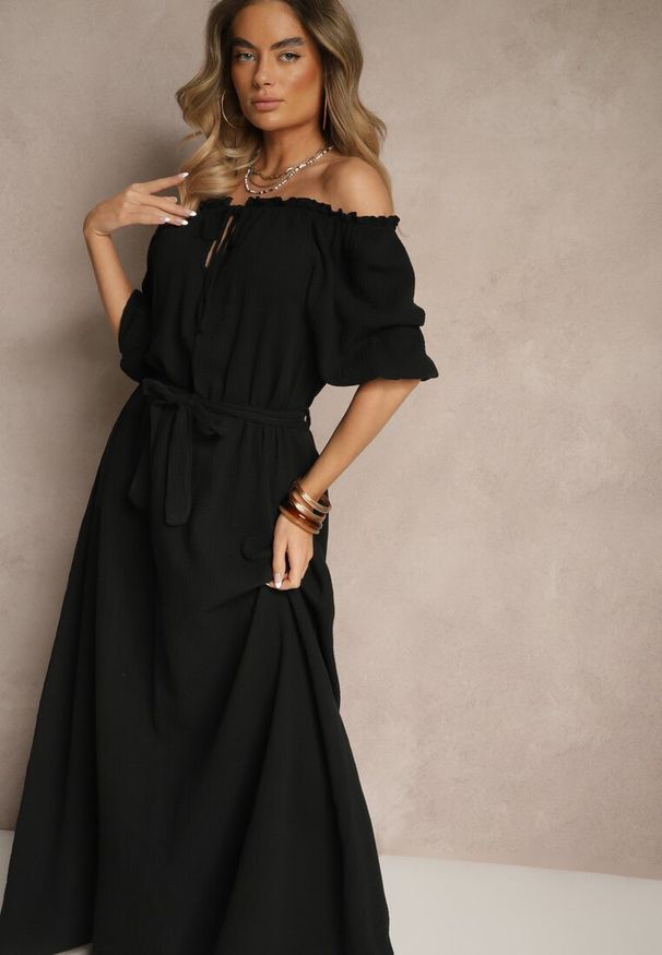 Renee - Czarna Bawełniana Sukienka z Muślinu Wiązana przy Dekolcie z Paskiem i Gumką w Talii Tasda. Okazja: na co dzień. Typ kołnierza: dekolt hiszpanka. Kolor: czarny. Materiał: bawełna. Typ sukienki: proste. Styl: casual