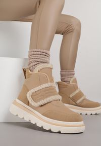 Renee - Ciemnobeżowe Śniegowce Ozdobione Futerkiem i Przeszyciami Newelara. Okazja: na co dzień. Zapięcie: rzepy. Kolor: beżowy. Materiał: futro. Wzór: aplikacja. Styl: casual #7