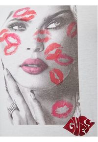 Guess T-Shirt Lipstick Kisses W4RI20 K9RM1 Biały Regular Fit. Kolor: biały. Materiał: bawełna